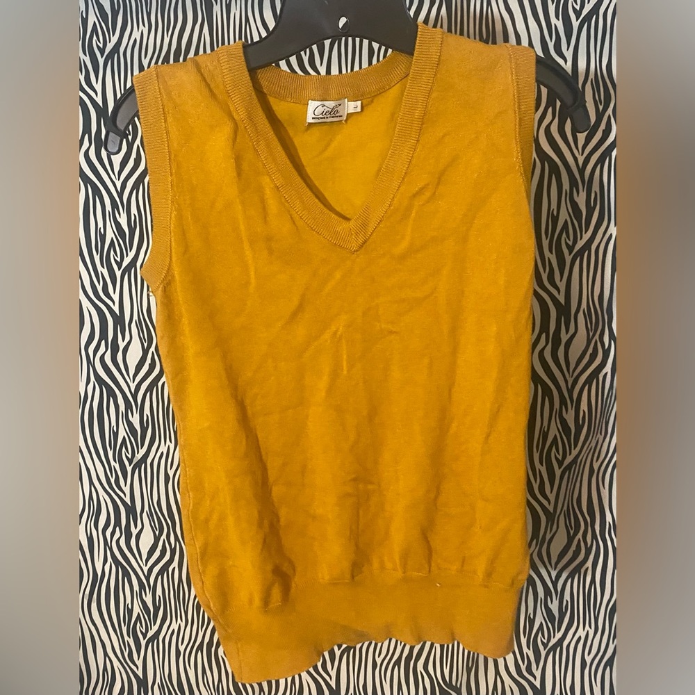 Cielo • Large • Goldenrod V-Neck Pullover Sleeveless Seeater